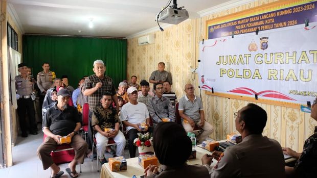 Jumat Curhat Polda Riau mendengarkan keluhan warga soal ODGJ hingga kecelakaan. Kegiatan berlangsung di Polsek Pekanbaru Kota, Jumat (26/9/2025).