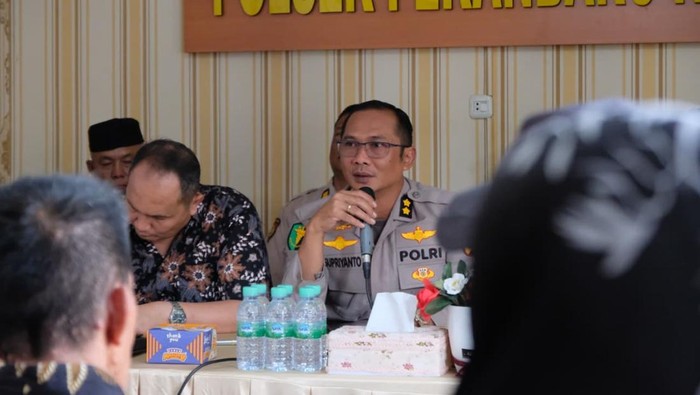 Jumat Curhat Polda Riau mendengarkan keluhan warga soal ODGJ hingga kecelakaan. Kegiatan berlangsung di Polsek Pekanbaru Kota, Jumat (26/9/2025).