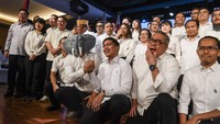 Ketua Umum DPP Partai Solidaritas Indonesia (PSI) Kaesang Pangarep (ketiga kanan) dan Ketua Harian DPP PSI Ahmad Ali (kedua kanan) berfoto bersama Pengurus DPP PSI periode 2025-2030 usai dilantik di Jakarta, Jumat (26/9/2025). ANTARA FOTO/Muhammad Adimaja