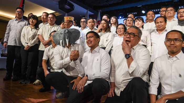 Sekretaris Jenderal DPP Partai Solidaritas Indonesia Raja Juli Antoni menyebutkan nama Pengurus DPP PSI periode 2025-2030 untuk dilantik di Jakarta, Jumat (26/9/2025). Kaesang Pangarep melantik sejumlah pengurus DPP PSI di antaranya mantan petinggi Partai Nasdem yaitu Ahmad Ali sebagai Ketua Harian dan Bestari Barus sebagai Ketua Bidang Politik PSI. ANTARA FOTO/Muhammad Adimaja