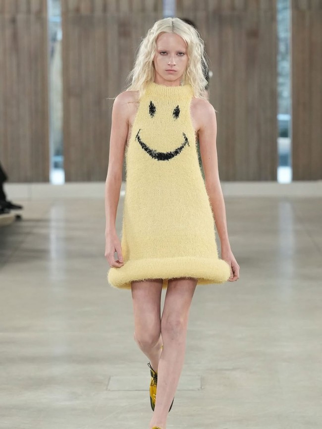 Pada pekan mode September 2025 ini, Kai Shcreiber sibuk menjalani hari-harinya sebagai model catwalk. Setelah tampil di New York Fashion Week membuka peragaan Jason Wu, Kai terbang ke Milan. Foto: Dok. Getty Images, Instagram Kai Schreiber