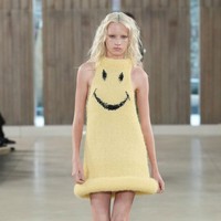 Pada pekan mode September 2025 ini, Kai Shcreiber sibuk menjalani hari-harinya sebagai model catwalk. Setelah tampil di New York Fashion Week membuka peragaan Jason Wu, Kai terbang ke Milan. Foto: Dok. Getty Images, Instagram Kai Schreiber