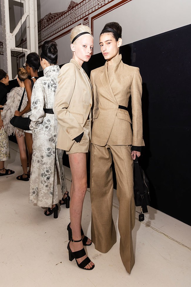 Kai yang baru berusia 16 tahun itu juga tak ragu mengungkap malafungsi yang dialaminya ini dalam unggahannya di Instagram. “My top fell off at @maxmara lolz,” tulisnya. Foto: Dok. Getty Images, Instagram Kai Schreiber