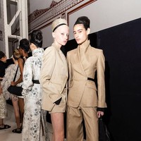 Kai yang baru berusia 16 tahun itu juga tak ragu mengungkap malafungsi yang dialaminya ini dalam unggahannya di Instagram. “My top fell off at @maxmara lolz,” tulisnya. Foto: Dok. Getty Images, Instagram Kai Schreiber