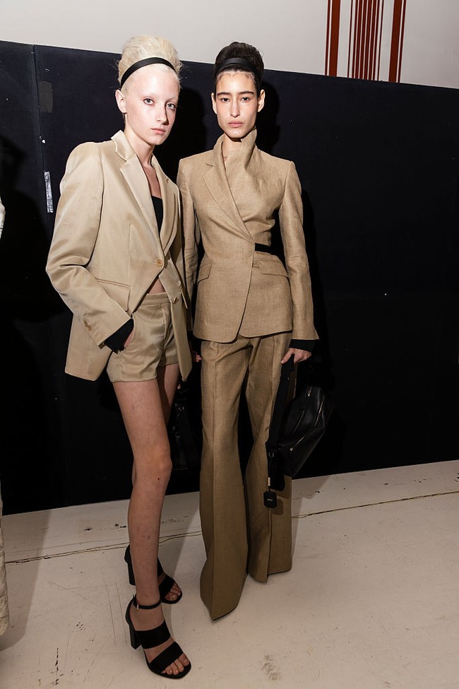 Kai Schreiber yang memutuskan menjadi transgender tampil untuk sejumlah peragaan desainer di Milan Fashion Week Spring/Summer 2026. Salah satunya fashion show koleksi Max Mara. Foto: Dok. Getty Images, Instagram Kai Schreiber