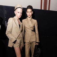 Kai Schreiber yang memutuskan menjadi transgender tampil untuk sejumlah peragaan desainer di Milan Fashion Week Spring/Summer 2026. Salah satunya fashion show koleksi Max Mara. Foto: Dok. Getty Images, Instagram Kai Schreiber