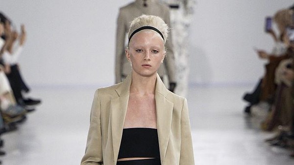 Putri Transgender Naomi Watts Jadi Model Milan Fashion Week, Bajunya Melorot