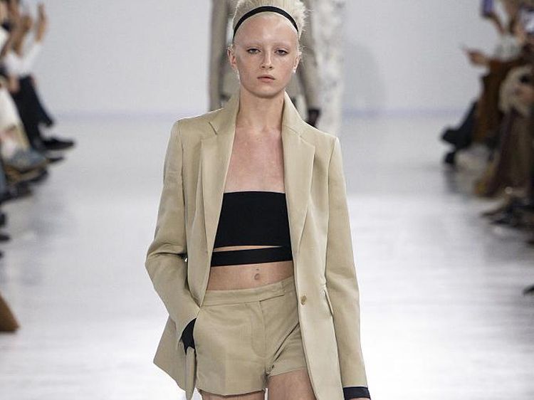 Putri Transgender Naomi Watts Jadi Model Milan Fashion Week, Bajunya Melorot