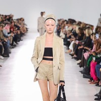 Kai yang terlahir sebagai laki-laki dan kini jadi transgender mengalami hal tak terduga saat memeragakan koleksi Max Mara Spring/Summer 2026. Crop top hitam yang dipakainya melorot. Foto: Dok. Getty Images, Instagram Kai Schreiber