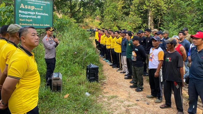 Kapolres Babar AKBP Pradana Aditya Nugraha dan Forkopimda serta masyarakat melakukan kerja bakti bersama.