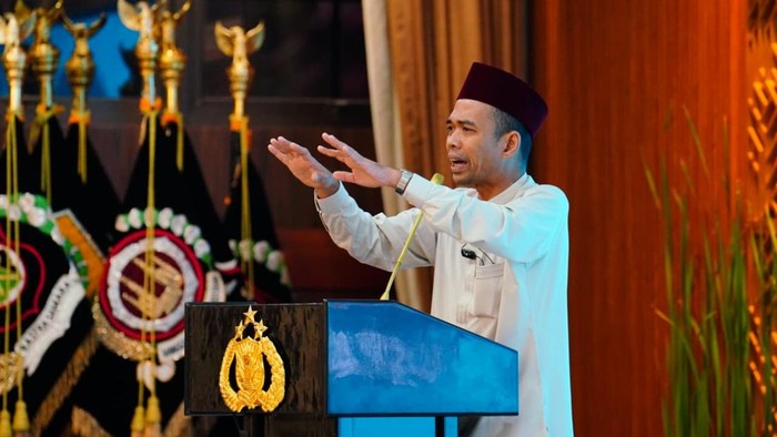 Kapolri Jenderal Listyo Sigit Prabowo menghadiri ramah tamah dan ceramah agama di Mabes Polri. UAS sebagai penceramah.