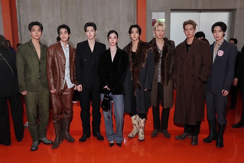 Momen Karina aespa dan personel grup KPop ENHYPEN bersanding di peragaan busana Prada Spring/Summer 2026.
