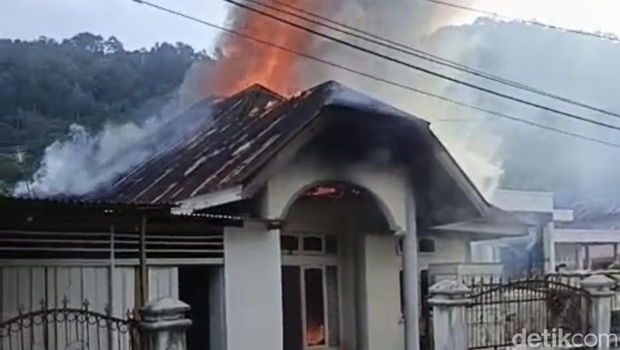 Kebakaran rumah bidan di Padang (Jeka Kampai/detikSumut)