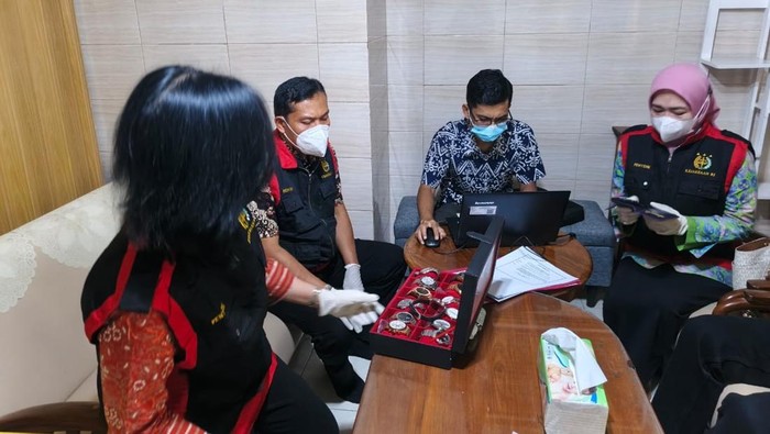 Tim penyidik Kejati DIY menggeledah rumah Eks Kadiskominfo Sleman, tersangka kasus pengadaan internet, Jumat (26/9/2025).