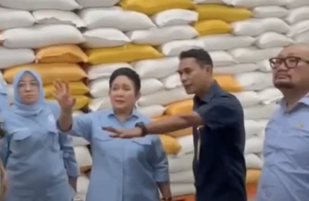 Ketua Komisi IV DPR RI Siti Hediati Hariyadi (Titiek Soeharto) memimpin inspeksi mendadak ke Gudang Bulog Tabahawa, Maluku Utara, untuk memastikan cadangan beras pemerintah aman & berkualitas. (Instagram/dpr_ri)