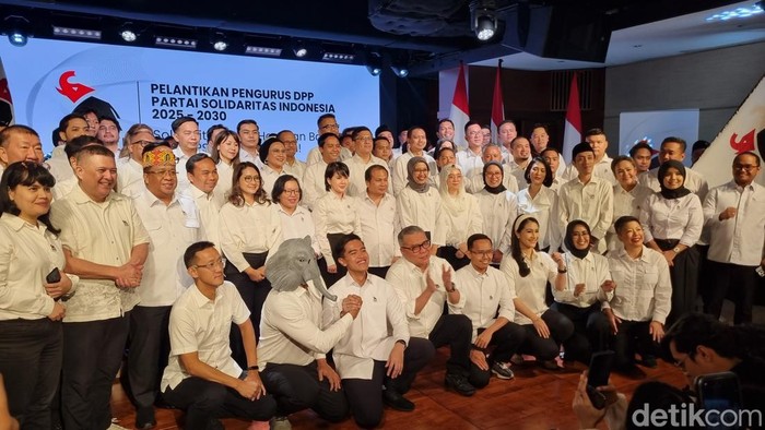 Ketua Umum Partai Solidaritas Indonesia (PSI) Kaesang Pangarep mengumumkan dan melantik pengurus DPP PSI periode 2025-2030. (Taufiq S/detikcom)