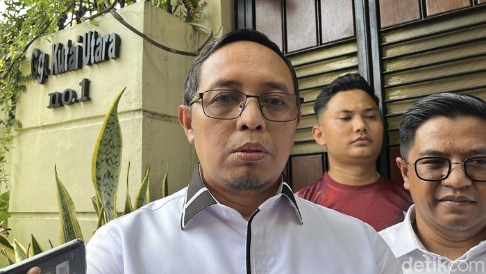 Komisaris Pertamina, Hasan Nasbi menemui Presiden ke-7, Joko Widodo (Jokowi) di kediaman Sumber, Banjarsari, jumat (26/9/2025).