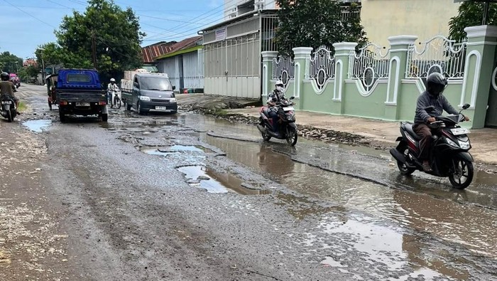 Kondisi jalan rusak di Poros Galesong, Takalar.