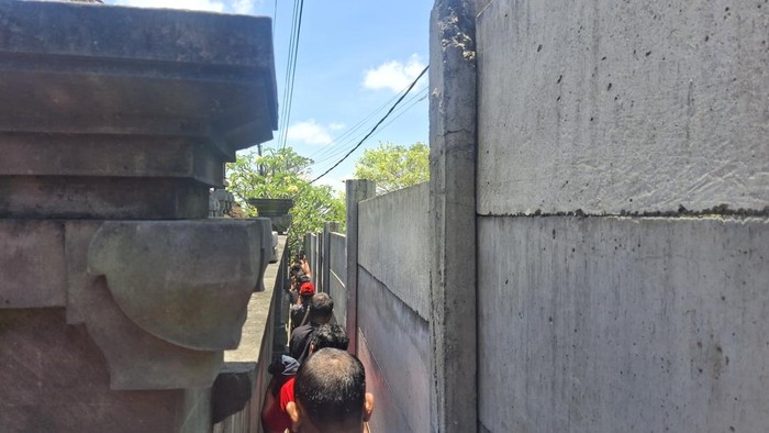 Kondisi tembok GWK Cultural Park yang menghalangi akses warga Desa Ungasan, Kecamatan Kuta Selatan, Badung, Jumat (26/9/2025). (Fabiola Dianira/detikBali)