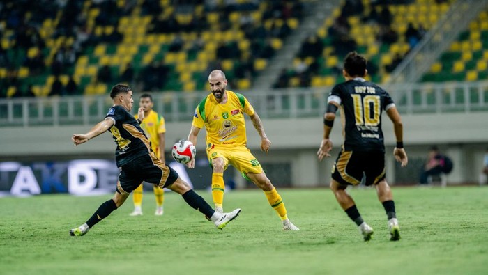 Laga Dewa United vs Persebaya Surabaya