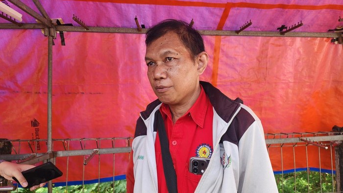 M Rasyid, driver ojol korban begal berparang saat ditemui di lokasi kejadian.