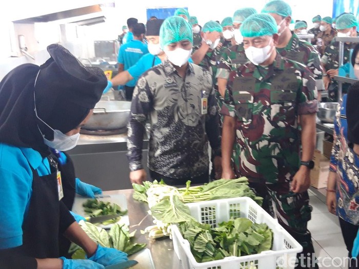 Panglima TNI Jenderal Agus Subiyanto saat menghadiri peluncuran 339 SPPG di Lanud Adi Soemarmo, Boyolali, Jumat (26/9/2025).