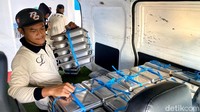 MBG ini didistribusikan mobil khusus SATUAN PELAYANAN PEMENUHAN GIZI .