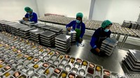 SPPG Rancamulya 2 setiap harinya membuat 3.560 porsi MBG untuk 8 sekolah di Kecamatan Pamengpeuk, Kabupaten Bandung.