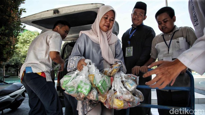 https://awsimages.detik.net.id/community/media/visual/2025/09/26/mbg-di-sekolah-jakut-isinya-cuma-snack-gizi-dipertanyakan-1758868378239_169.jpeg?q=90&w=700
