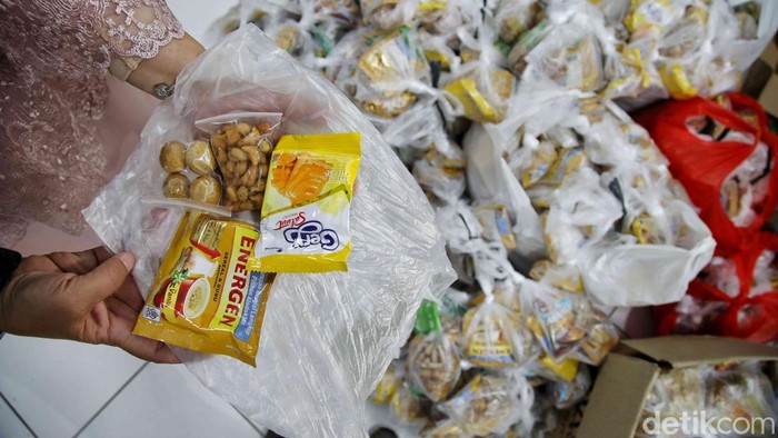 Sejumlah guru membagikan makanan bergizi gratis berupa snack kepada siswa di Koja, Jakarta Utara, Jumat (26/9/2025).