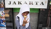 Ironisnya, anggaran MBG per hari mencapai Rp1,2 triliun dengan jatah Rp10.000–Rp15.000 per anak. Namun yang diterima siswa hanya snack ringan dengan gizi dipertanyakan.