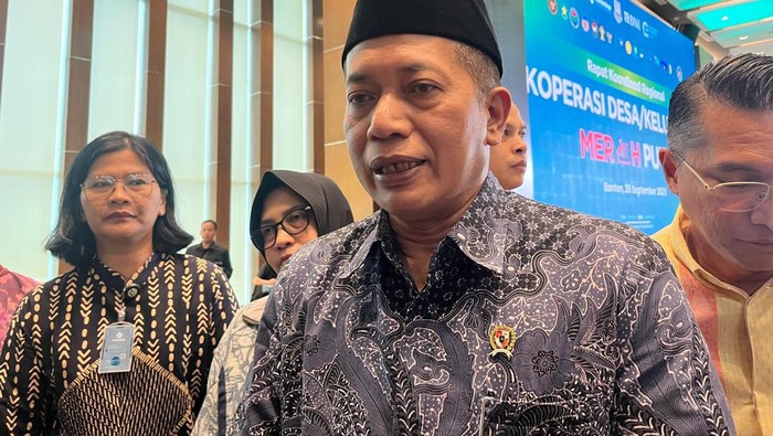 Pekerja membuat tahu di rumah industri tahu di Jalan Swadaya, Lebak Bulus, Jakarta, Kamis (7/4/2022). Pemilik usaha mengatakan produksi tahu pada bulan Ramadhan tahun ini meningkat lima hingga 10 persen dari hari biasa, seiring meningkatnya permintaan masyarakat untuk kebutuhan bulan puasa. ANTARA FOTO/Reno Esnir/wsj.