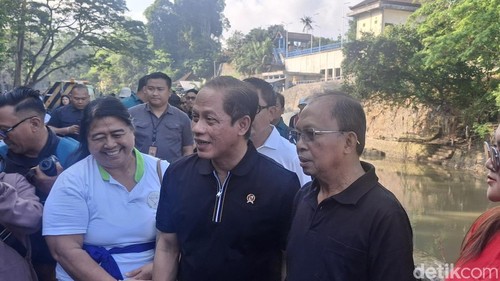 Menteri Lingkungan Hidup, Hanif Faisol dan GUbernur Bali, Wayan Koster di Taman Kehati, Denpasar, Jumat (26/9/2025).(Fabiola Dianira)