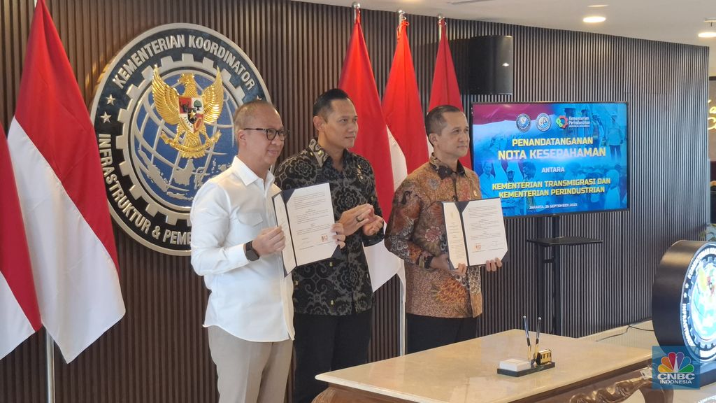 Menteri Transmigrasi Iftitah Sulaiman dan Menteri Perindustrian Agus Gumiwang Kartasasmita saat Penandatanganan MoU Program Industri di Kawasan Transmigrasi, disaksikan oleh Menteri Koordinator (Menko) Bidang Infrastruktur dan Pembangunan Kewilayahan (IPK), Agus Harimurti Yudhoyono (AHY) di kantor Kemenko IPK, Jakarta, Jumat (26/9/2025).