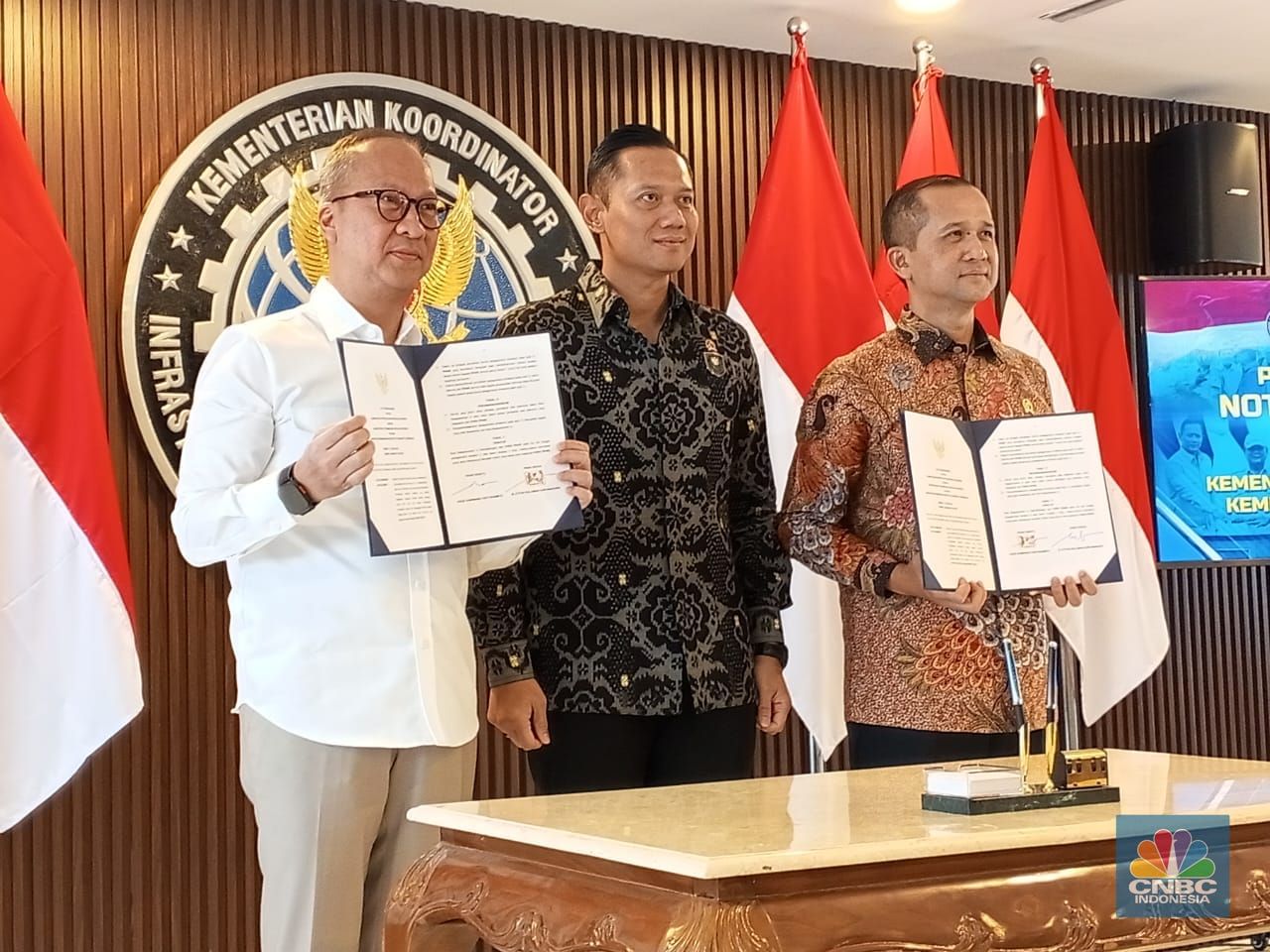 Menteri Transmigrasi Iftitah Sulaiman dan Menteri Perindustrian Agus Gumiwang Kartasasmita saat Penandatanganan MoU Program Industri di Kawasan Transmigrasi, disaksikan oleh Menteri Koordinator (Menko) Bidang Infrastruktur dan Pembangunan Kewilayahan (IPK), Agus Harimurti Yudhoyono (AHY) di kantor Kemenko IPK, Jakarta, Jumat (26/9/2025).