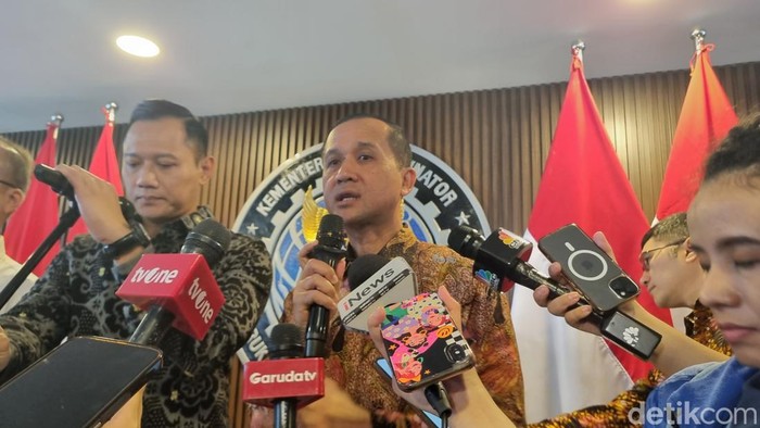 Menteri Transmigrasi (Mentrans) Iftitah Sulaiman Suryanagara. (Taufiq/detikcom) Menteri Transmigrasi (Mentrans) Iftitah Sulaiman Suryanagara. (Taufiq/detikcom)