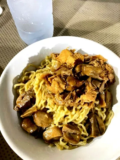 Di sini bisa menikmati mie dengan topping ayam jamur melimpah.