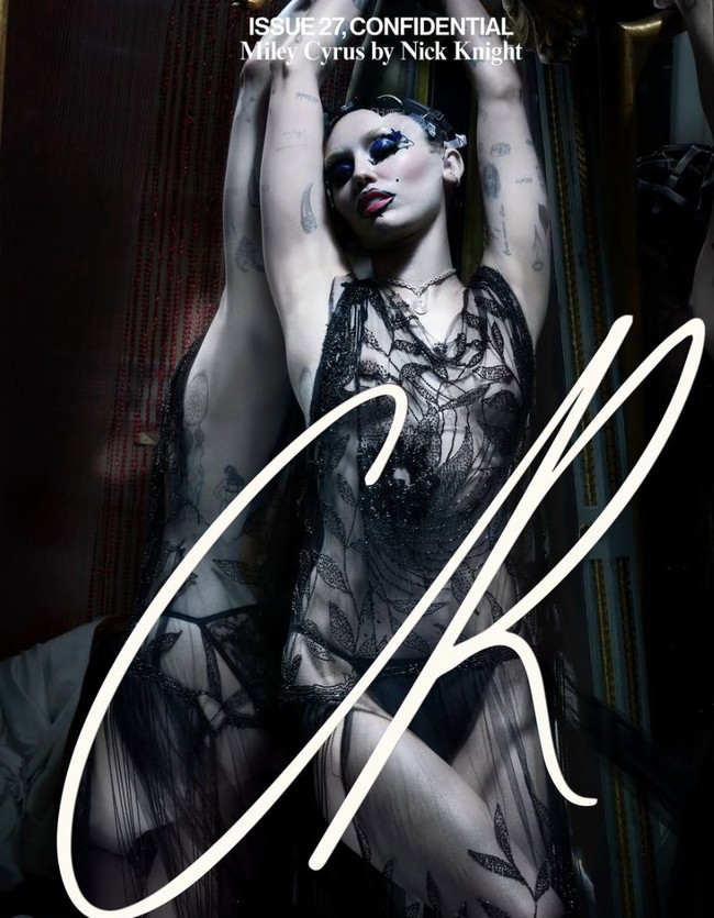 Miley Cyrus kembali mencuri perhatian lewat pemotretan terbaru untuk CR Fashion Book edisi ke-27 bertajuk Confidential. Dalam sesi foto tersebut, pelantun ‘Flowers’ itu tampil dengan gaya showgirl yang berani sekaligus dramatis, memperlihatkan sisi dirinya yang jarang terlihat publik. Foto: dok. CR Fashion Book
