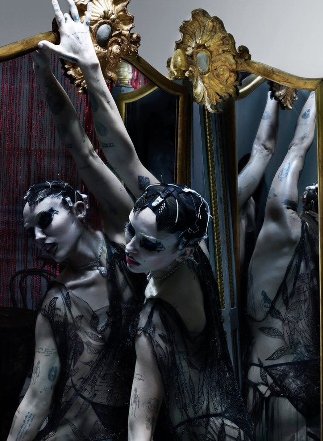 Tak hanya soal penampilan, Miley juga menyinggung filosofi “showgirlship” yang lebih dalam dari sekadar bulu, payet, dan tata rias mencolok. “Dolly Parton selalu mengingatkan saya bahwa momen-momen trauma bukanlah waktu untuk menyerah. Sebagai penghibur, tugas kita adalah menjadi sumber kebahagiaan dan inspirasi di masa-masa sulit,” tutur Miley. Foto: dok. CR Fashion Book