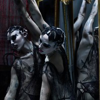 Tak hanya soal penampilan, Miley juga menyinggung filosofi “showgirlship” yang lebih dalam dari sekadar bulu, payet, dan tata rias mencolok. “Dolly Parton selalu mengingatkan saya bahwa momen-momen trauma bukanlah waktu untuk menyerah. Sebagai penghibur, tugas kita adalah menjadi sumber kebahagiaan dan inspirasi di masa-masa sulit,” tutur Miley. Foto: dok. CR Fashion Book