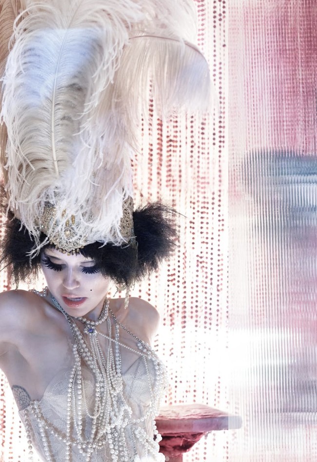 “Fashion bukan selalu soal gaya, tetapi lebih kepada ekspresi personal,” ujar Miley. “Lucunya, dua orang yang dulu jauh dari kata minimalis kini justru menemukan cara baru dalam berbusana dengan lebih sederhana. Itu adalah bagian dari evolusi, metamorfosis, dan pertumbuhan diri,” lanjutnya.  Foto: dok. CR Fashion Book