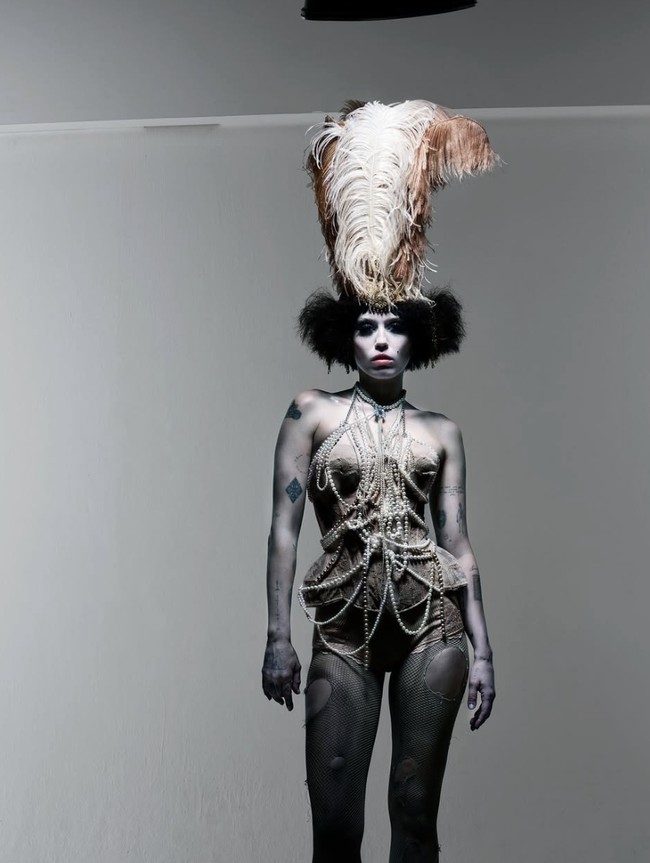 Dalam wawancaranya dengan Pamela Anderson untuk edisi ini, Miley mengungkapkan bagaimana ia melihat perkembangan gaya pribadinya. Foto: dok. CR Fashion Book