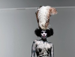 Foto Penampilan Dramatis Miley Cyrus di Pemotretan Terbaru Hingga Tak Dikenali