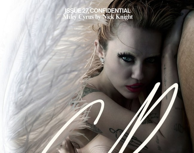 FDalam salah satu penampilan paling mengejutkan, Miley tampil topless hanya dengan rok emas puffy, membiarkan rambut panjang bergelombang menutupi bagian tubuhnya. Tato di tubuhnya pun terekspos, berpadu dengan riasan mata smokey yang diperkuat maskara tebal hingga tampak mengalir di pipinya untuk menciptakan efek teatrikal. oto: dok. CR Fashion Book