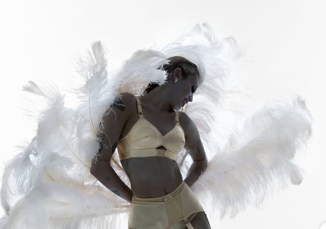 Selain itu, penyanyi 32 tahun itu juga mengenakan lingerie sutra emas bergaya burlesque, korset bertabur mutiara dan manik-manik, serta tights jala robek yang dipadukan dengan sentuhan mode dari rumah-rumah besar seperti Saint Laurent, Mugler, hingga Maison Margiela. Foto: dok. CR Fashion Book