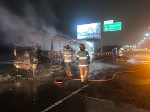 Video Mobil Terbakar di Km 88 Tol Singosari Malang