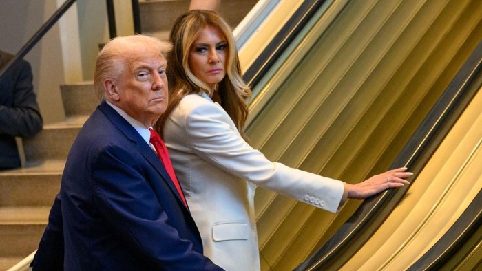 NEW YORK, NEW YORK - SEPTEMBER 23: U.S. President Donald Trump and first lady Melania Trump step on an escalator as they arrive for the 80th session of the UNs General Assembly (UNGA) on September 23, 2025 in New York City. World leaders convened for the 80th Session of UNGA, with this years theme for the annual global meeting being Better together: 80 years and more for peace, development and human rights.   Alexi J. Rosenfeld/Getty Images/AFP (Photo by Alexi J. Rosenfeld / GETTY IMAGES NORTH AMERICA / Getty Images via AFP)