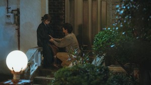 Di foto ini Sunwoo Hae terlihat berlutut di hadapan Sung Je Yeon. Apakah karena dia gak datang sesuai janji? Semua terungkap di episode terbaru drama Korea My Youth yang tayang malam ini Jumat (26/9/2025). My Youth bisa disaksikan di Viu. (Foto: dok. JTBC)