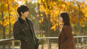 Kencan mereka berlanjut ke taman berlatarkan pepohonan yang sudah menguning di musim gugur. Keduanya terlihat serius membicarakan sesuatu. (Foto: dok. JTBC)