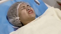Mantan istri Sule itu baru keluar dari ruang operasi. Wajahnya sempat meringis seperti merasakan sakit. Foto: Instagram @nathalieholscher